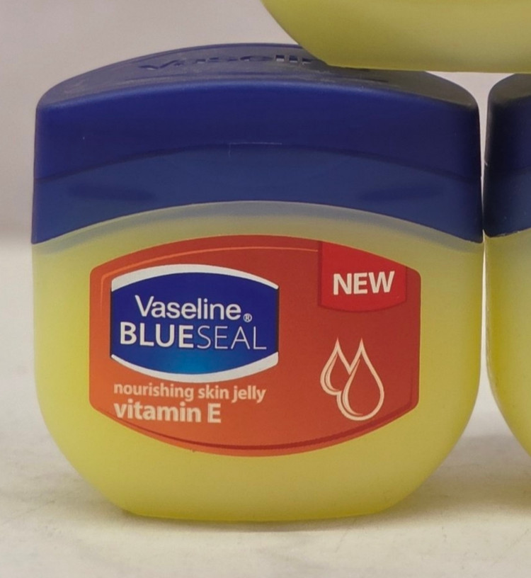 ترمیم کننده ترک پوست و آبرسان وازلین Vaseline Blue Seal در حجم 100 میل اصل اورجینال ( واردات قانونی از منطقه آزاد ارس )