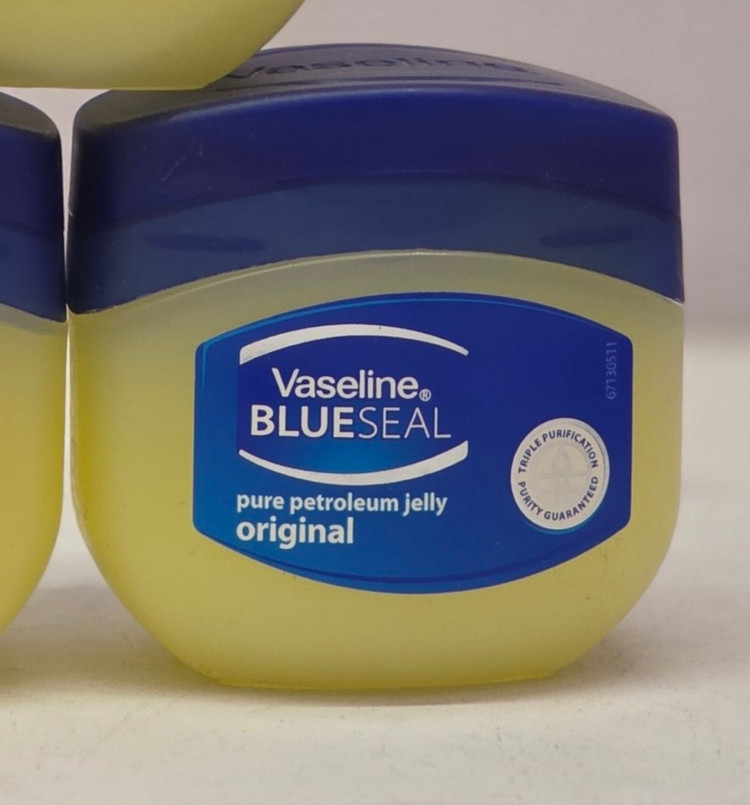 ترمیم کننده ترک پوست و آبرسان وازلین Vaseline Blue Seal در حجم 100 میل اصل اورجینال ( واردات قانونی از منطقه آزاد ارس )