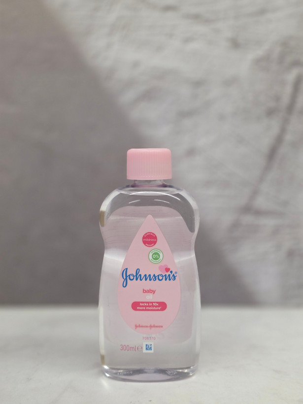 روغن بدن کودک جانسون Johnson مدل Baby مناسب برای انواع پوست کودک به ویژه پوست های خشک و حساس حجم 300 میل اصل اورجینال ( واردات قانونی از منطقه آزاد ارس )