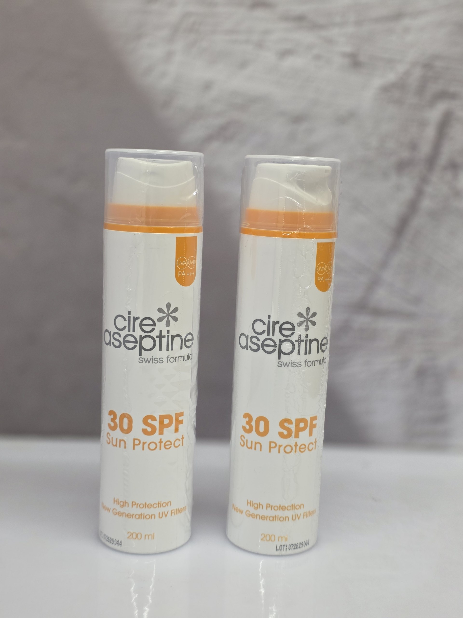 کرم ضد آفتاب سیر آسپتین Cire Aseptine مدل Spf ۳۰ مخصوص بزرگسالان با محافظت قوی در برابر اشعه های مضر خورشید حجم ۲۰۰ میل اصل اورجینال ( واردات قانونی از منطقه آزاد ارس )