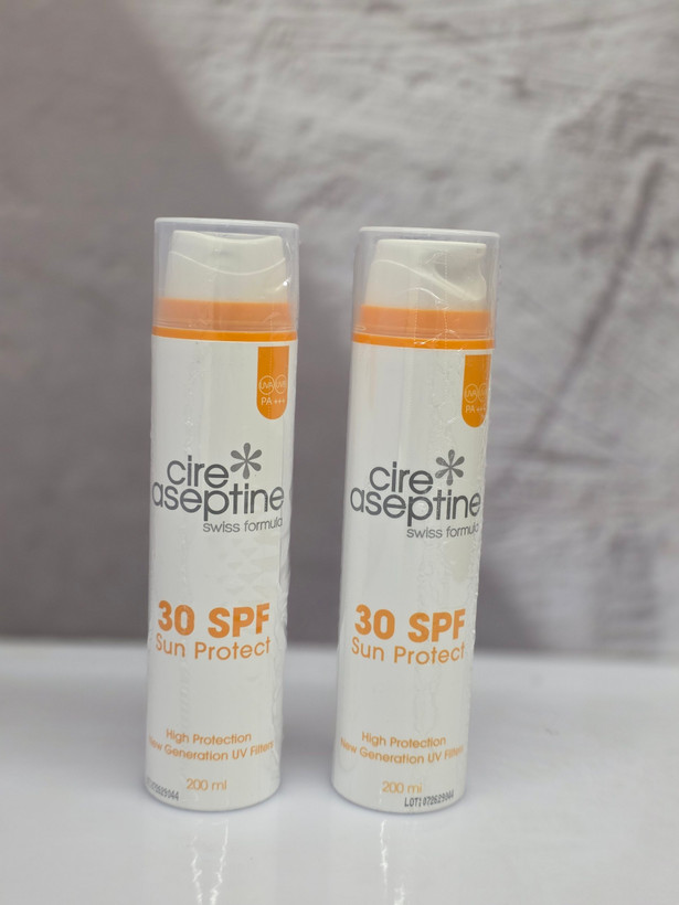 کرم ضد آفتاب سیر آسپتین Cire Aseptine مدل Spf ۳۰ مخصوص بزرگسالان با محافظت قوی در برابر اشعه های مضر خورشید حجم ۲۰۰ میل اصل اورجینال ( واردات قانونی از منطقه آزاد ارس )