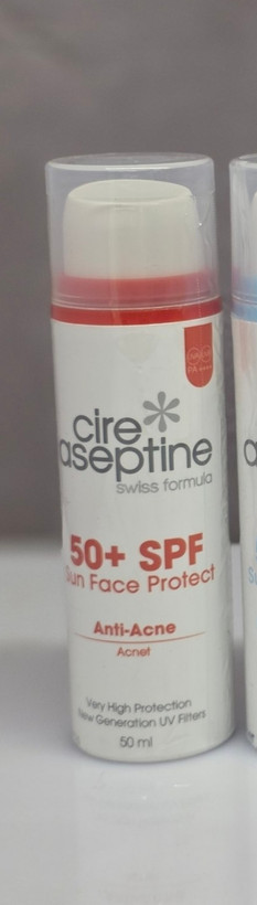 کرم ضد آفتاب مخصوص صورت سیر آسپتین Cire Aseptine مدل Spf 50 با محافظت بسیار قوی در برابر اشعه های مضر خورشید حجم 50 میل اصل اورجینال ( واردات قانونی از منطقه آزاد ارس )