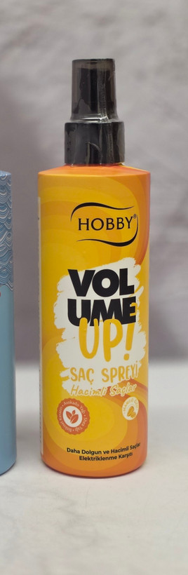 اسپری حجم دهنده مو هوبی Hobby Volume Up انبه و اسانس گیاهی، برای موهای ظریف 240 میل اصل اورجینال ( واردات قانونی از منطقه آزاد ارس )